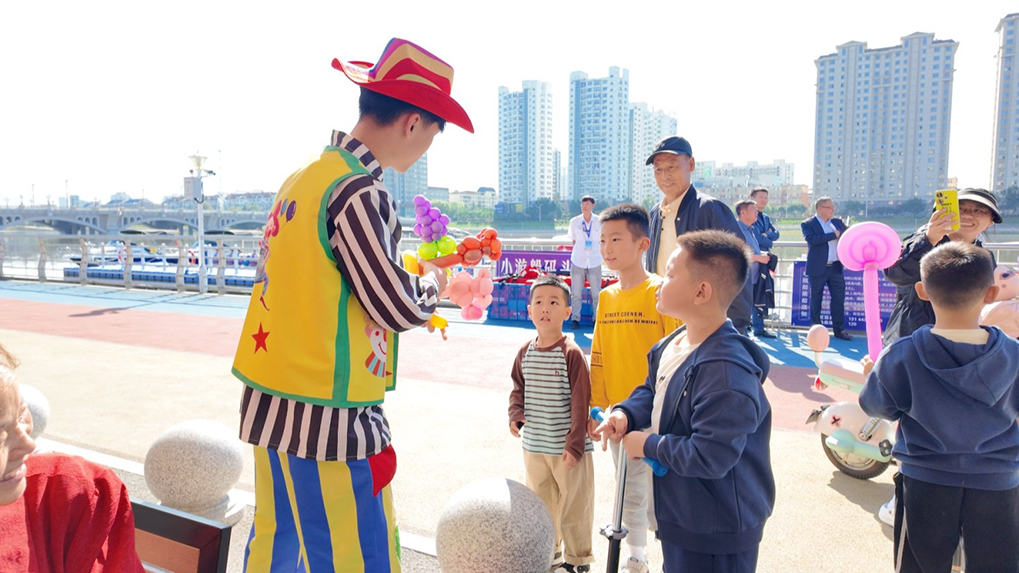 小丑与现场游客互动.jpg